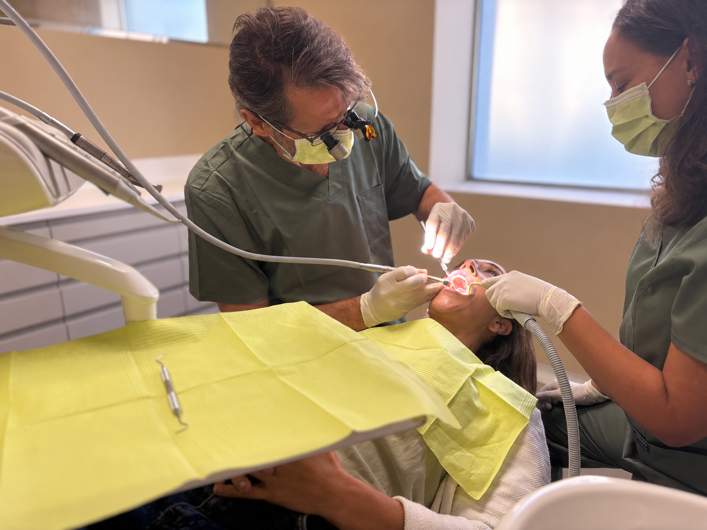Equipo de Altum Dental atendiendo a una paciente